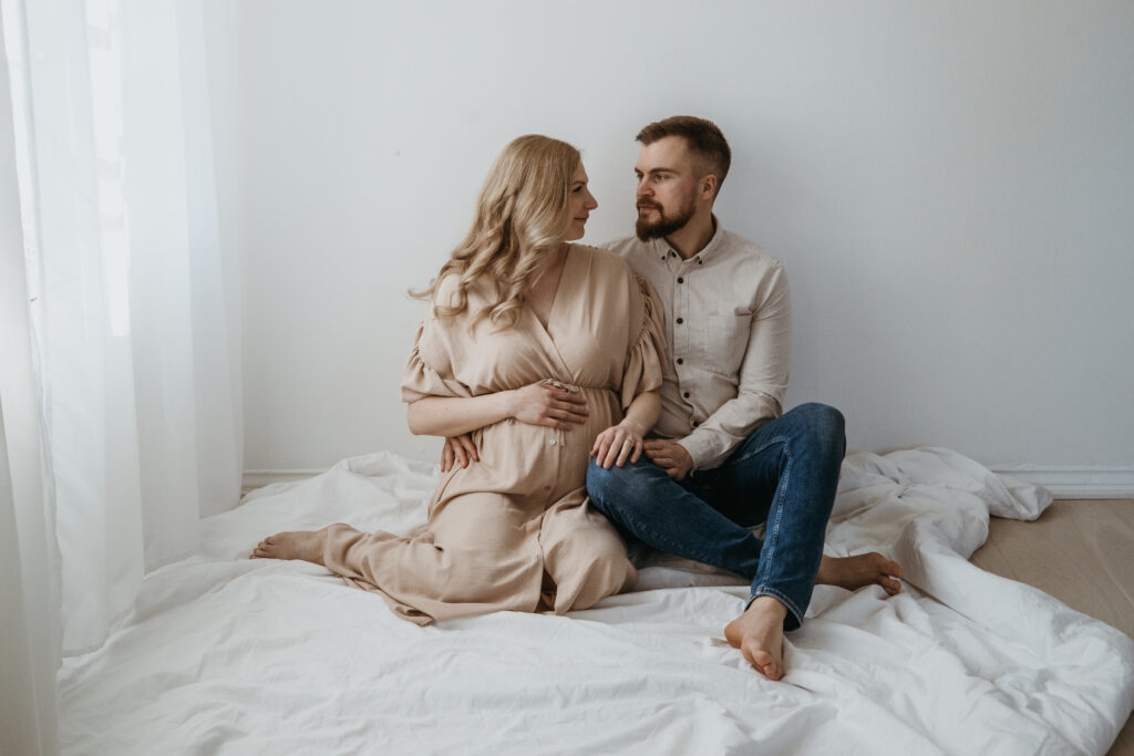 Suudelmahetki odotuskuvauksessa – pariskunnan studio raskauskuva