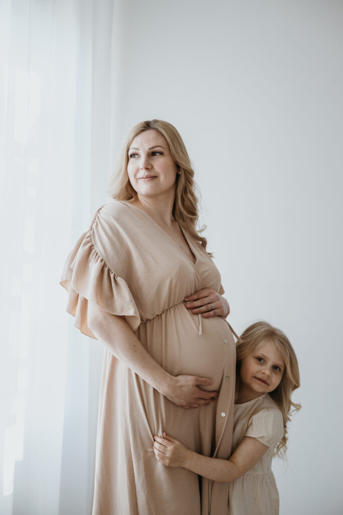 Lapsi halaa äidin vatsaa – sisarus mukana odotuskuvauksessa