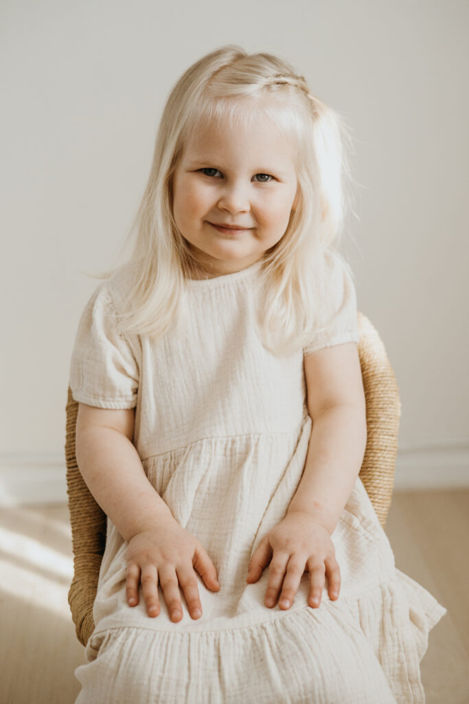 Lapsen potrettikuva luonnonvalostudiossa