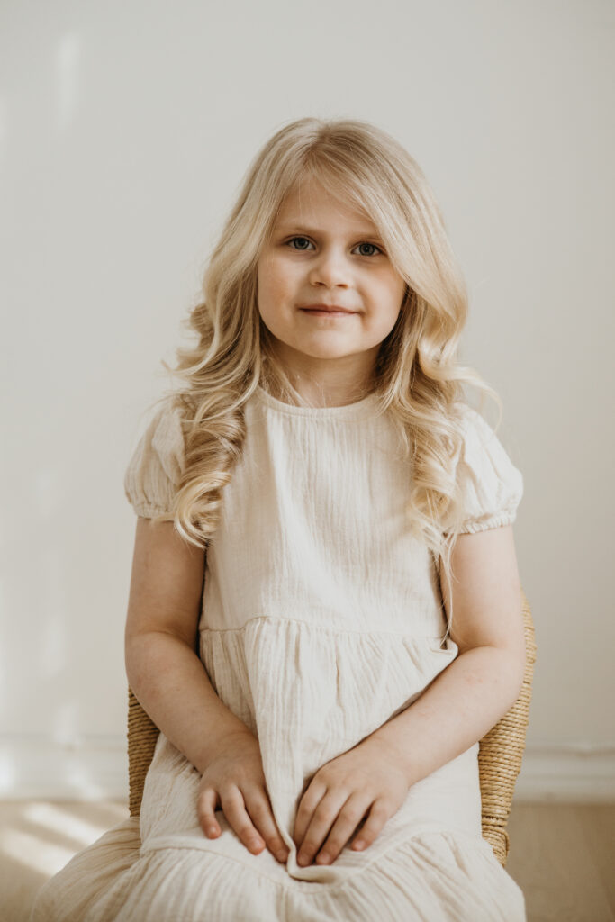 Lapsen potrettikuva luonnonvalostudiossa