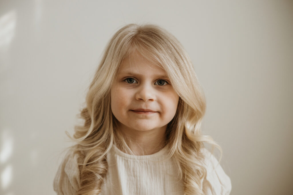 Lapsen potrettikuva luonnonvalostudiossa