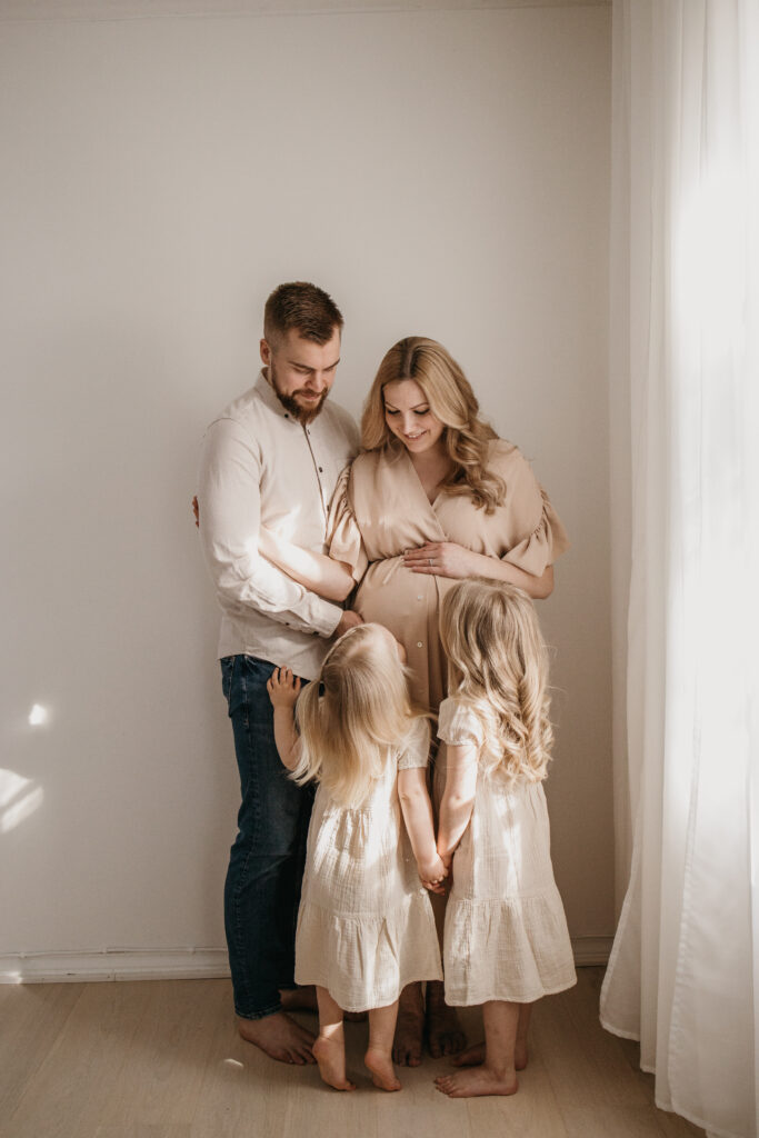 koko perhe studiossa perhekuvassa