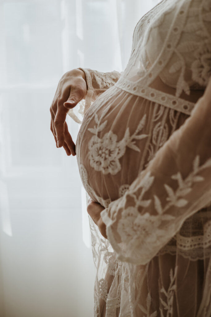 odotuskuva missä äiti sivelee mahaa