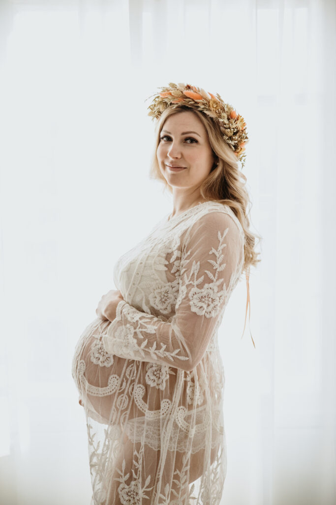 Odottava äiti jaraskauskuvaus luonnonvalossa