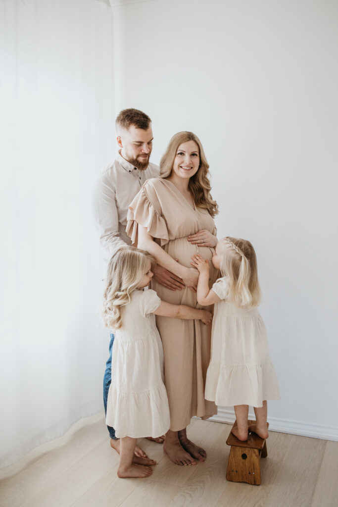 Perhe nelistään rennosti studiossa – luonnollinen lifestyle perhekuvaus
