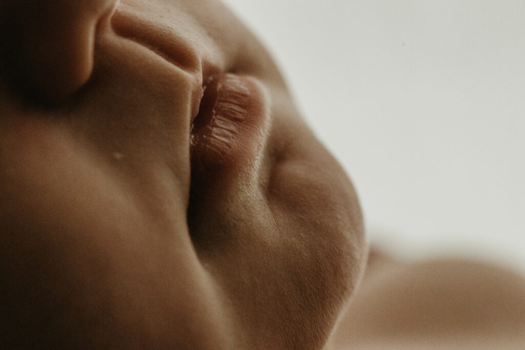 vastasyntyneen vauvan huulet kuvatuna lähikuvassa