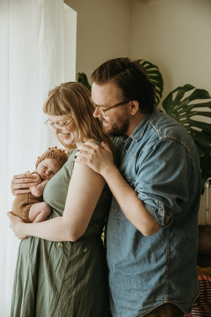 Isä ja äiti kuvattuna vastasyntyneen vauvan kanssa Helsingissä