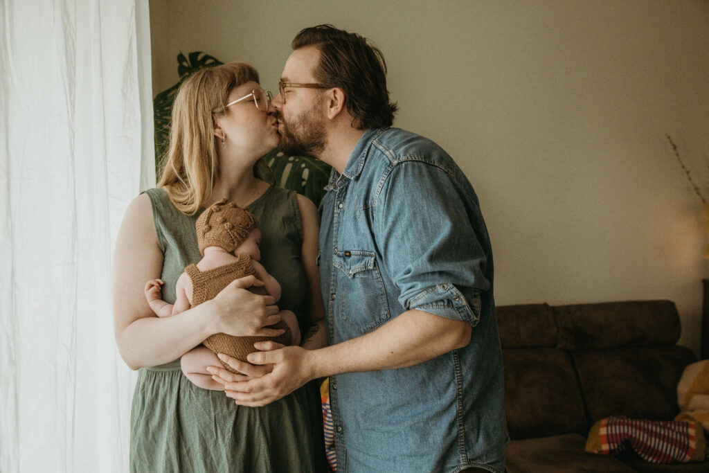 vauva kuvattuna vanhempien kanssa kotona