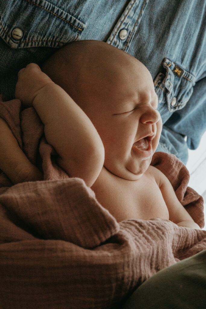 vauva vanhemman sylissä kuvattuna asiakkaan kotona